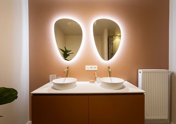 Élégance Chaleureuse : Salle de Bain aux Accents Dorés & Tons Doux